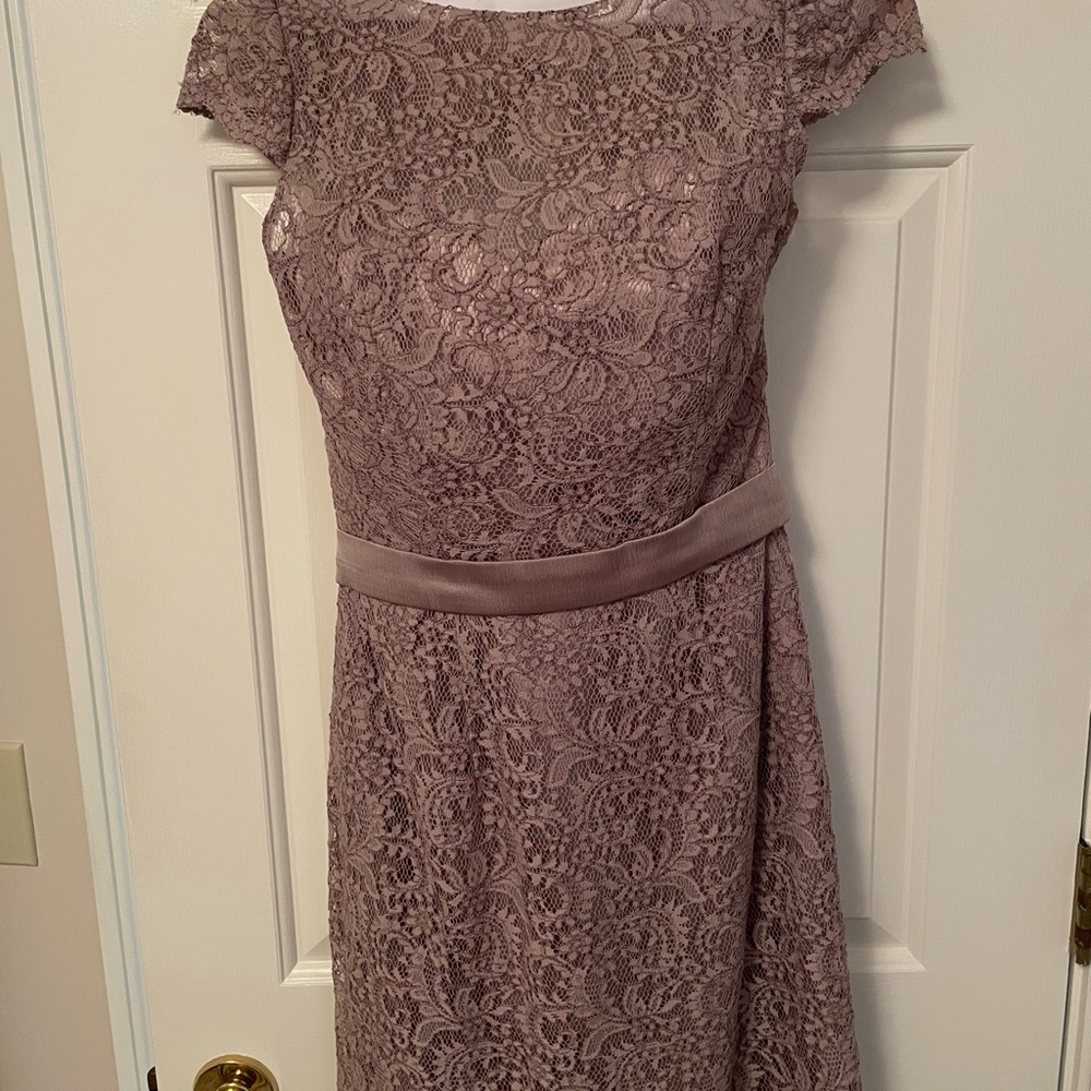 Elegant Lace Midi Dress in Mauve